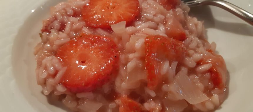RISOTTO ALLE FRAGOLE. RISOTTO FRAGOLE E GORGONZOLA-Rice with strawberries . Strawberry and gorgonzola risotto