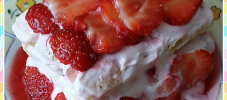 Tiramisù light alle fragole e yogurt – Light tiramisu with strawberries and yogurt