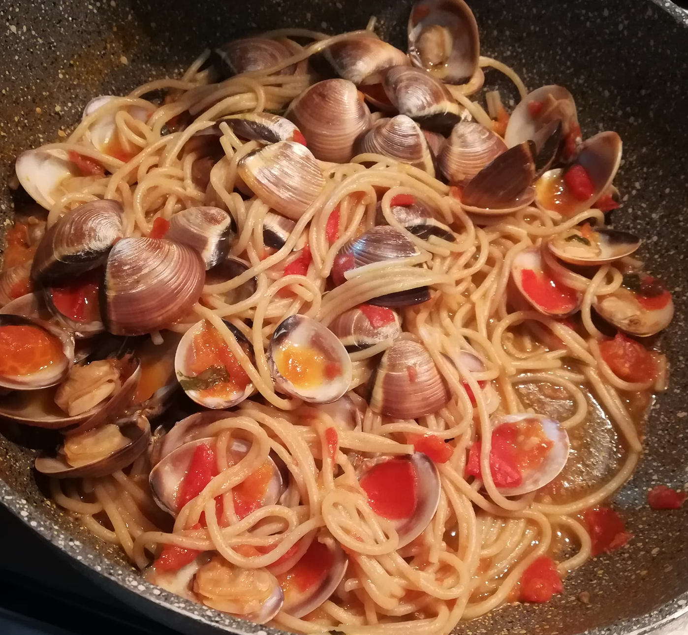 Spaghetti integrali alle vongole – Italian Kitchen Club