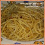Spaghetti aglio e olio con acciughine e mollica aromatica